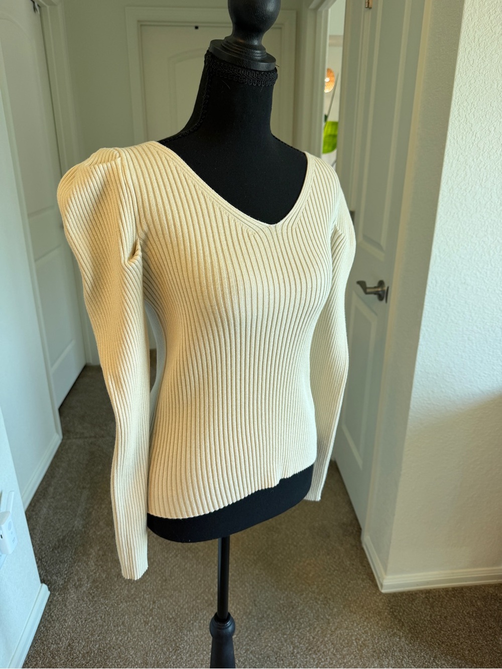 🪩 3/$10 Cream Ribbed V-Neck Puff Sleeve Sweater